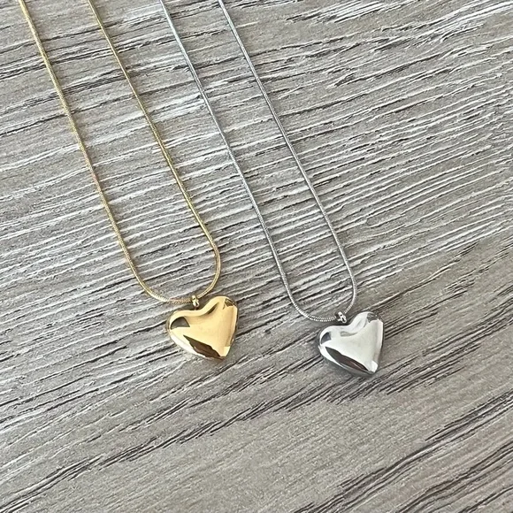 FINAL SALE | dainty necklace with heart pendant - Picture 2 of 6